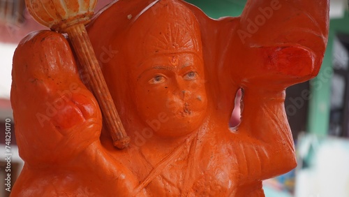 Foto red statue of hanuman holding bhala