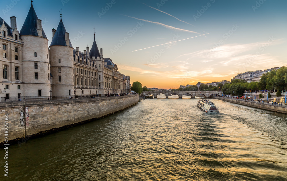 Obraz premium Panorama of Paris on the Seine at the Conciergerie at sunset