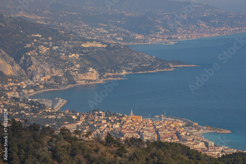 Vue aérienne de la Côte d'Azur avec le ville de Menton en avant plan