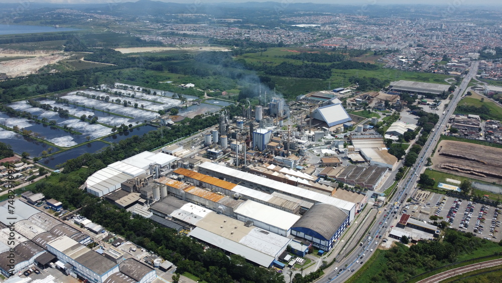 Visão aérea de uma indústria de papel e celulose na cidade de Suzano, SP, Brasil