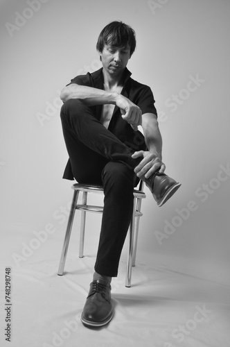 pose de modelo em ensaio fashion masculino, fotografia retrato preto e branco de moda 