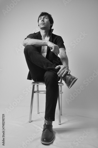pose de modelo em ensaio fashion masculino, fotografia retrato preto e branco de moda 