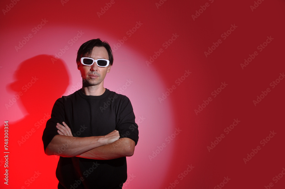 homem com oculos de sol com braços cruzados homem com oculos de sol com braços cruzados