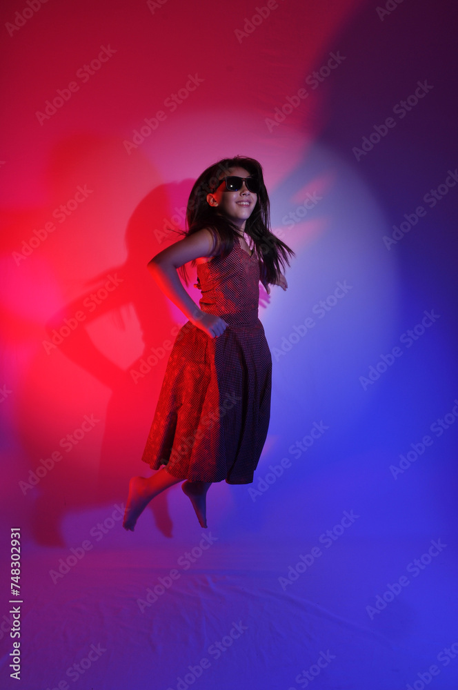 Fototapeta premium criança pré adolescente pulando se divertindo em festa neon 