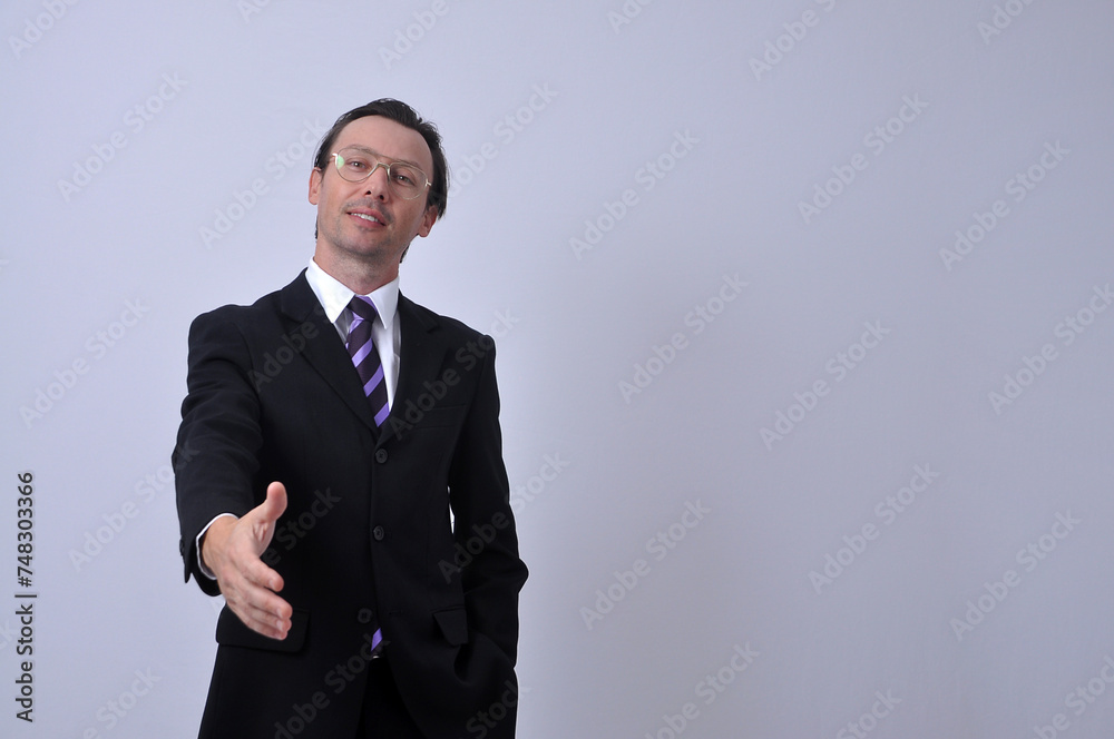 homem de negócios vestido para o comércio elegante de sucesso fechando negócios, propondo aperto de mão homem de negócios vestido para o comércio elegante de sucesso fechando negócios, propondo aperto de mão