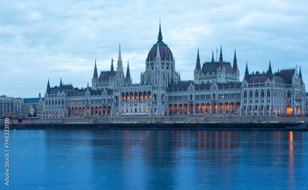 Parlement de Budapest à l'heure bleue