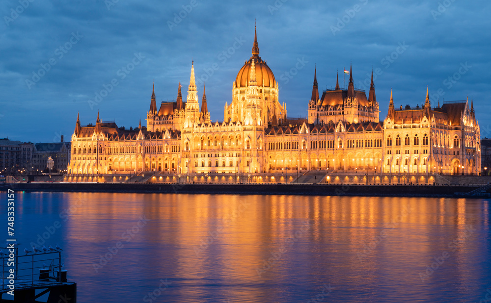 Fototapeta premium Parlement de Budapest de nuit