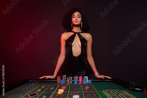 Foto All in poker photo of chic hot tempting lady dealer invite players in poker club