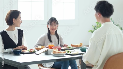 ダイニングでごはんを食べる家族