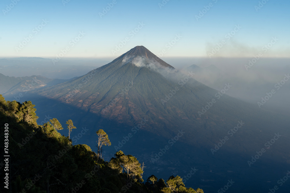 Vulkan Agua, Guatemala, mit Waldbränden an den Flanken