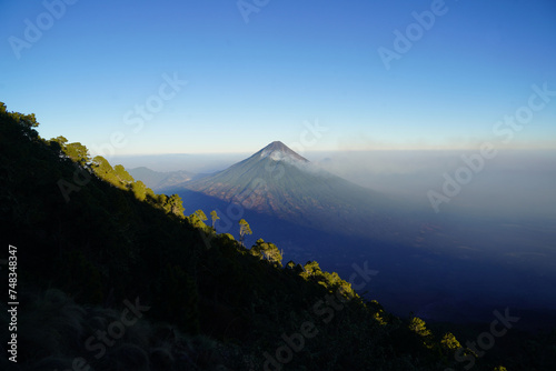 Vulkan Agua, Guatemala, mit Rauchwolken von den Waldbränden am Krater photo