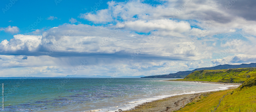 playa y montañas en dia nuboso 