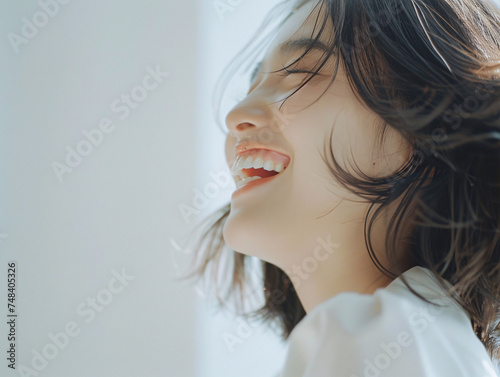 明るい笑顔のアジア女性の輝く瞬間 photo