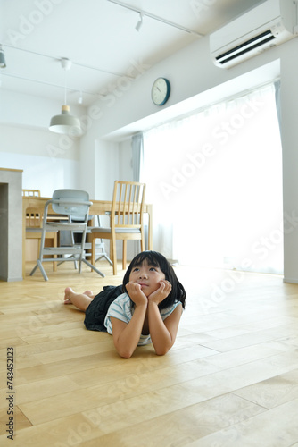 くつろぐ日本人の女の子 photo