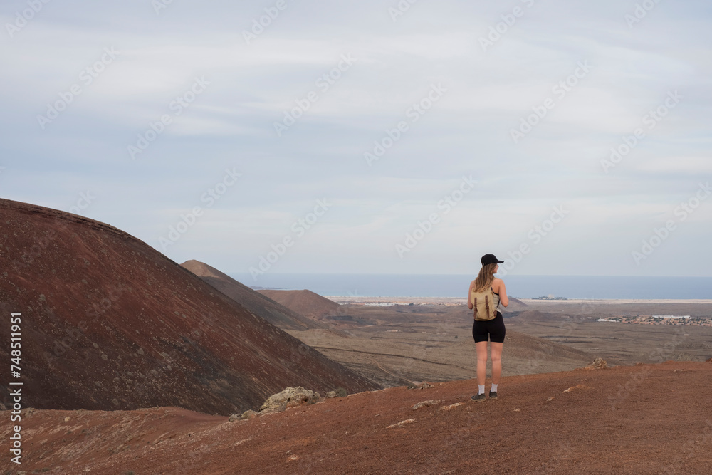 Chica mochilera explorando la Isla de Fuerteventura