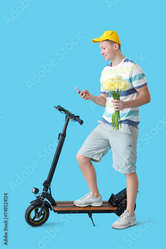 Male courier with bouquet o...