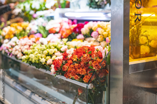 Fotografi Flower shop, lifestyle, selling flowers, buying flowers, small roses, sunflowers