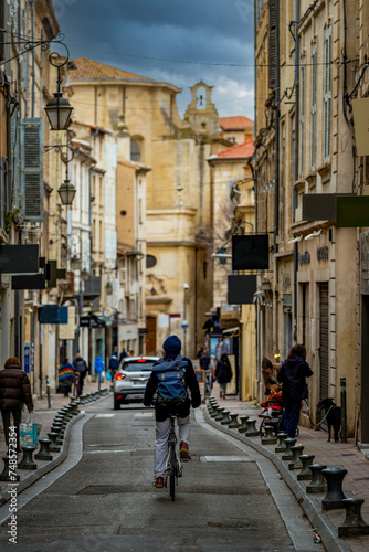 Rue commer  ante dans le centre-ville d Avignon