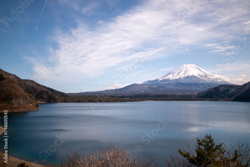 本栖湖と富士山 © leap111