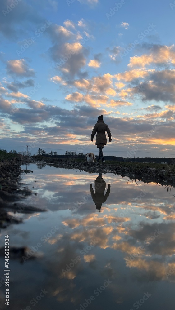 Ein Spaziergang mit dem Hund bei Sonnenuntergang. Himmel, Reflexion, Wolken, Frau, bewölkt, Farben