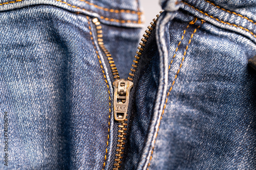 Detailaufnahme eines Jeansreißverschlusses