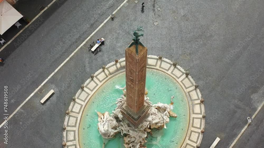 La fontana di Piazza Navona a Roma, Italia.
Primo piano della fontana dei quattro fiumi, luogo più visitato dai turisti in viaggio a Roma.