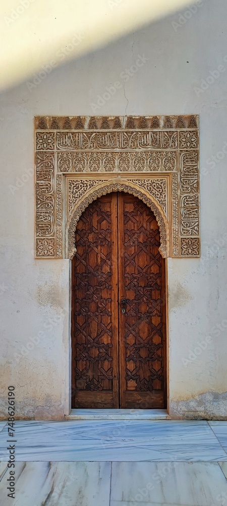 Puerta antigua de palacio con estilo arabe
