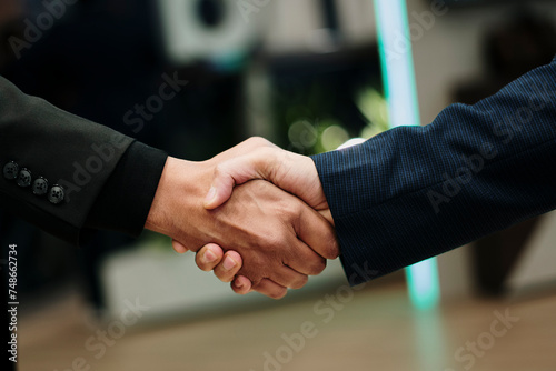 Foto hombres de primer plano dándose la mano
