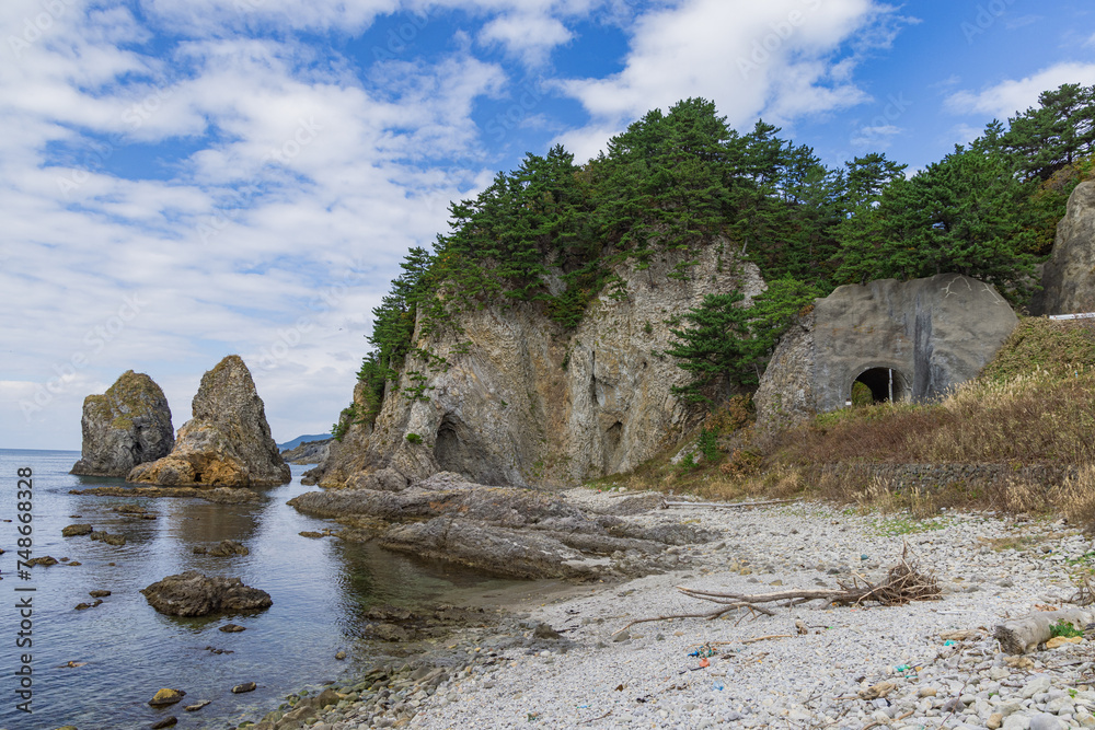 日本　青森県西津軽郡深浦町にあるJR東日本で一番短いトンネル、五能線仙北岩トンネルと海岸の風景