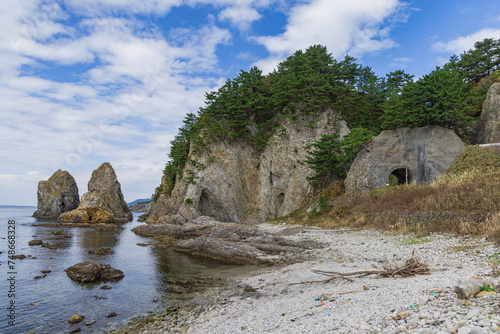 日本 青森県西津軽郡深浦町にあるJR東日本で一番短いトンネル、五能線仙北岩トンネルと海岸の風景