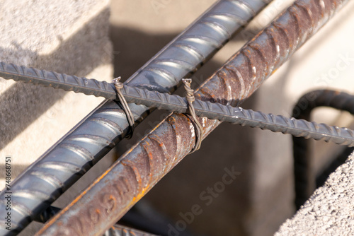 Detalle de dos barras de acero corrugado