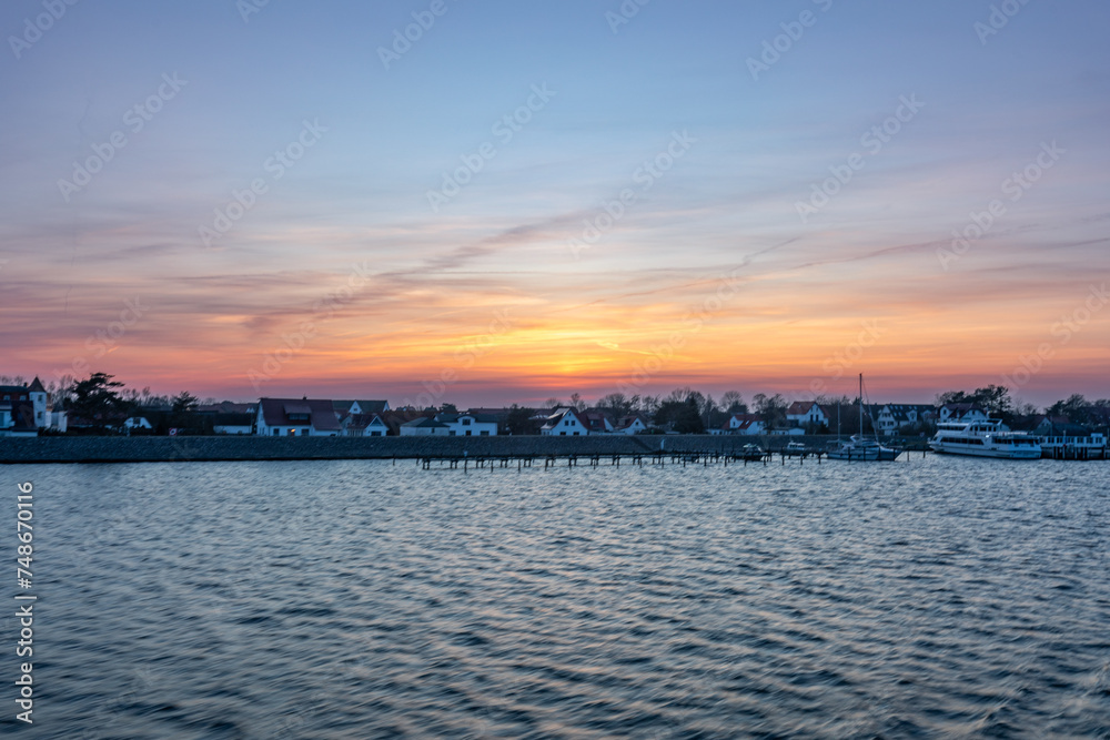 Hafen Vitte auf der Insel Hiddensee bei Sonnenuntergang.