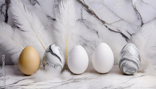 Abstrakcyjne tło wielkanocne. Marmurowe i białe jajka © Iwona