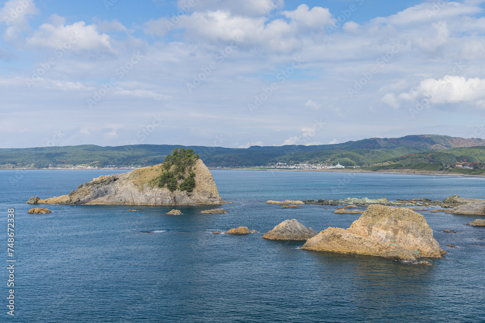Fototapeta premium 日本 青森県西津軽郡深浦町の賽の河原から見える森山海岸の風景と汐ヶ島