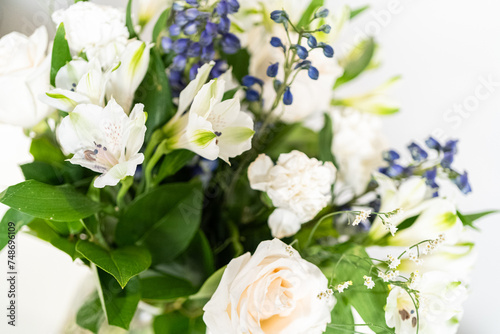 Elegant White Rose Bouquet Adorns a Beautiful Vase