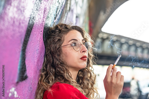 nachdenkliche junge Frau raucht eine Zigarette