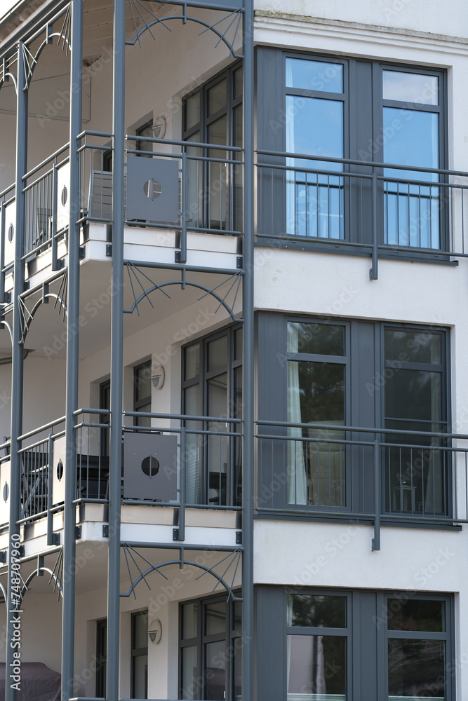 Fototapeta premium Moderne Bäderarchitektur, Gebäude an der Ostseeküste