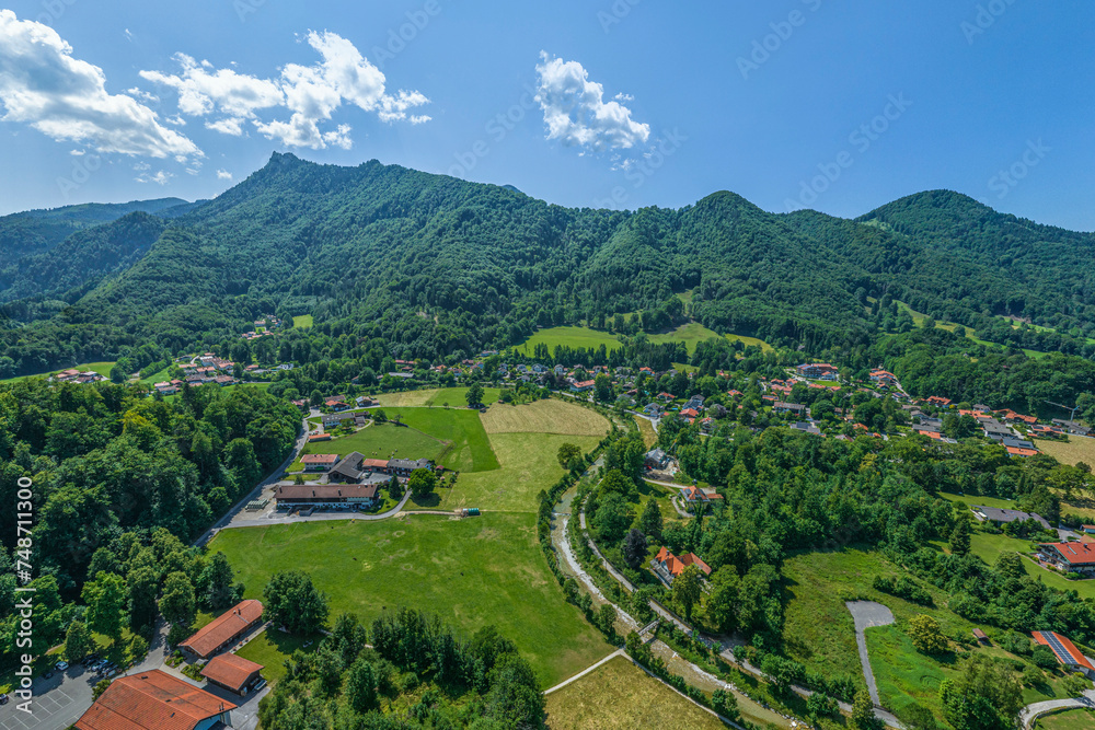 Obraz premium Ausblick auf das Tal der Prien rund um Hohenaschau im Chiemgau