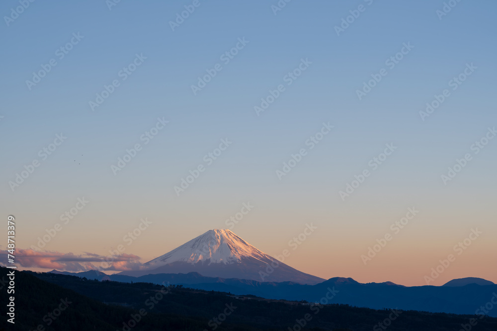 富士山と美しい夕暮れの空、山梨県北杜市から見た富士山、2024年1月23日撮影