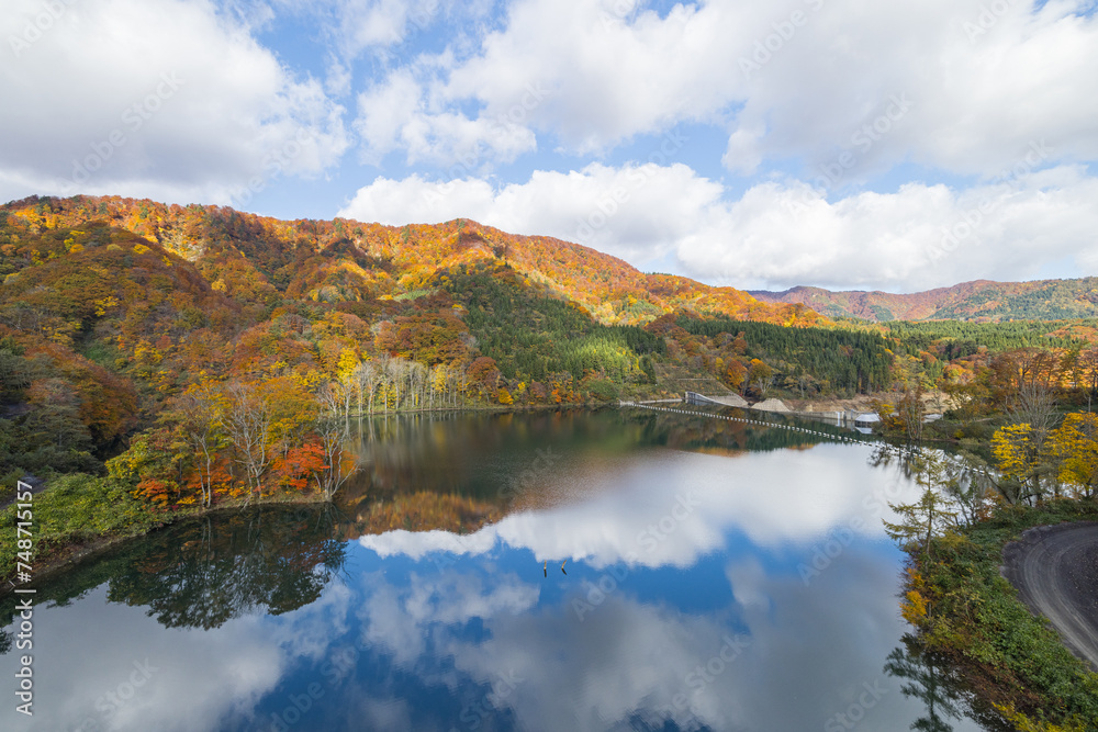 日本　青森県中津軽郡の大川白神橋から見えるの暗門川と鏡面に映った紅葉