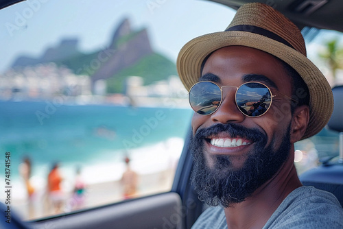 Homem dentro do carro, com vista para o Rio de Janeiro Brasil (ID: 748741548)