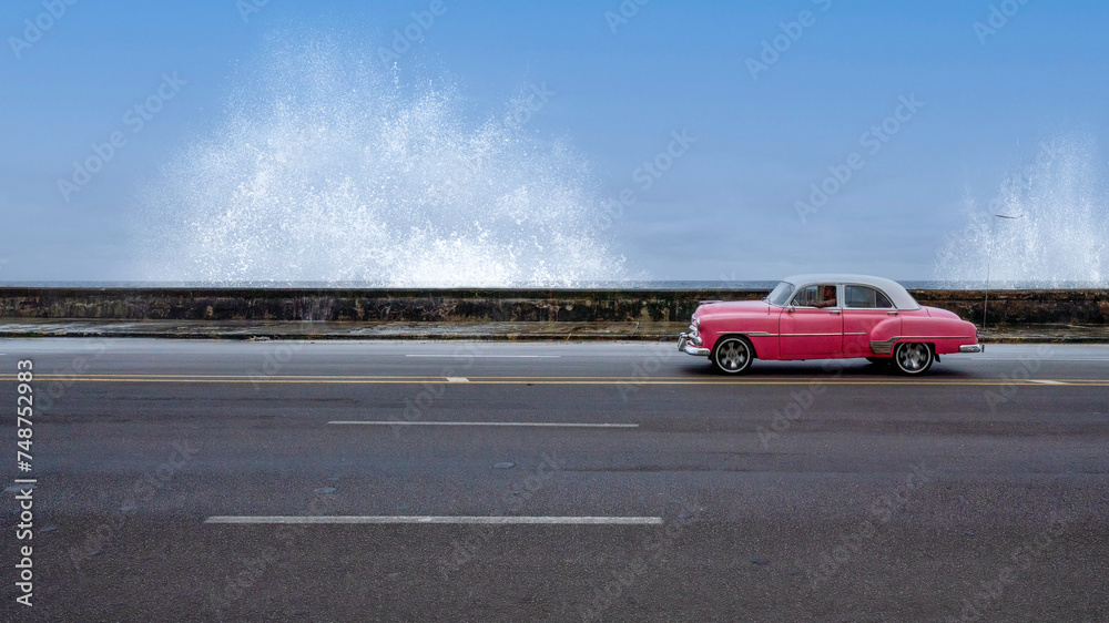 Fototapeta premium Classic American car and splashing waves Havana Cuba