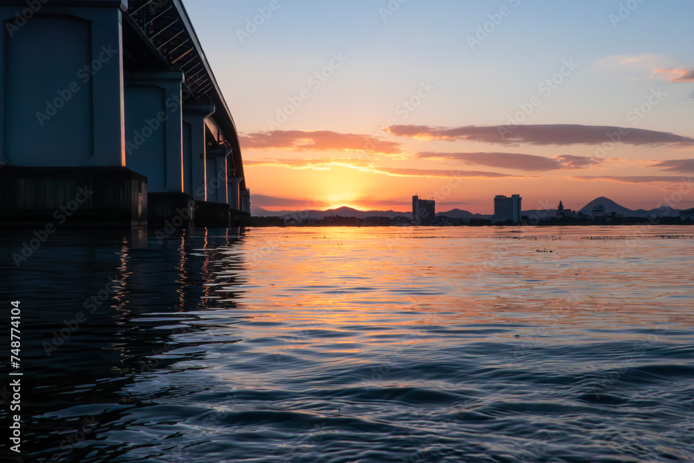 冬の琵琶湖の夜明け　朝焼けに輝く琵琶湖　滋賀県大津市