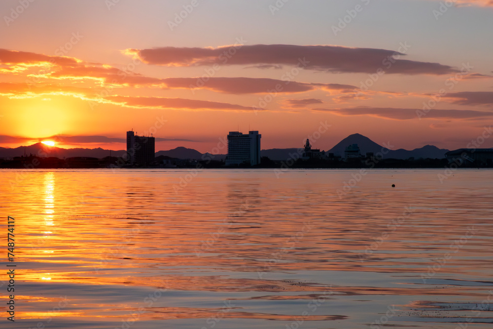 冬の琵琶湖の夜明け　朝焼けに輝く琵琶湖　滋賀県大津市