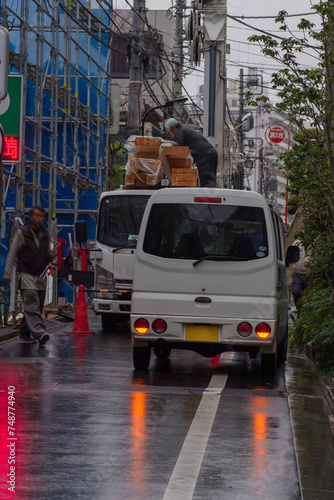東京港区赤坂4丁目の細道と自動車
