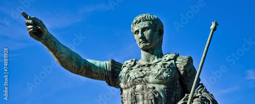 Fotografía Julius Caesar, ancient statue in Rome, Italy