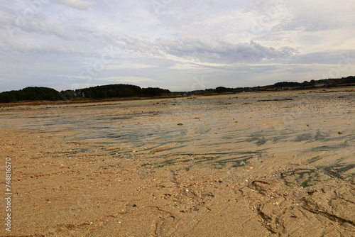 Île-Grande is an island on the north coast of Brittany in the commune of Pleumeur-Bodou , Côtes-d'Armor