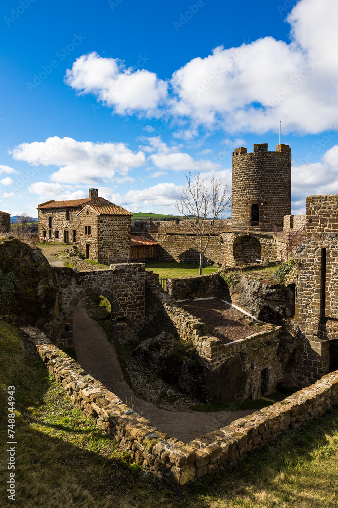 Remparts et tour de la Géhenne, près de l’entrée de la Forteresse de Polignac, près du Puy-en-Velay