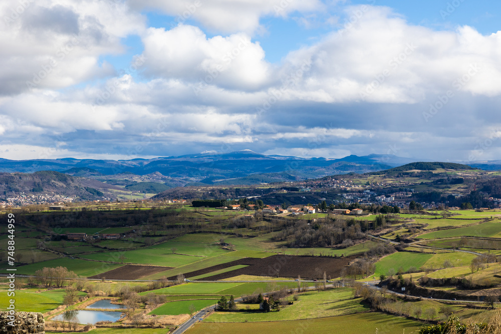Obraz premium Vue en direction du Puy-en-Velay depuis les remparts de la Forteresse de Polignac
