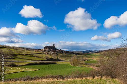 Forteresse de Polignac, près du Puy-en-Velay, sur sa butte volcanique